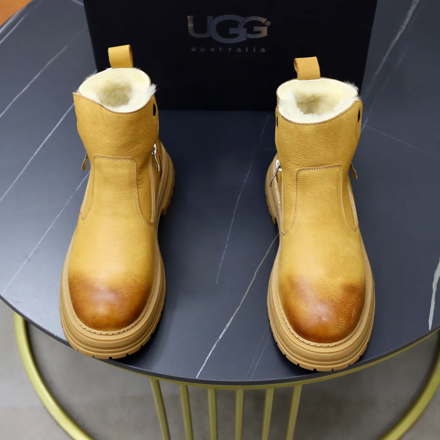 Ex-factory price: 680💰Thick wool imported from Australia Brand: UGG genuine purchasing agent Size: 38-44 (customized in 45) Grade: Official website 1:1 Material: First-layer genuine leather waterproof and antifreeze upper Real wool lining Original non-slip Soft wear-resistant outsole Style category: Men's casual shoes Trendy style Comfortable on the feet Color: Official website color synchronization